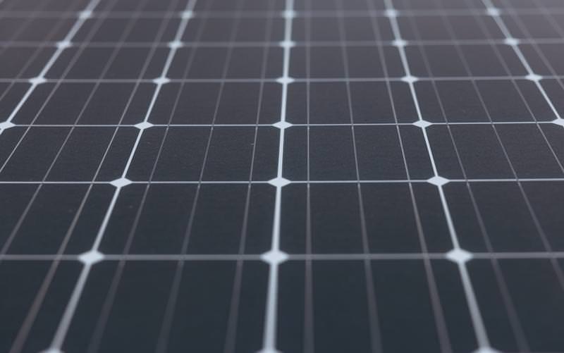 原子力発電と太陽光発電の発電量やエネルギー効率の違いを比較する解説用アイキャッチ画像