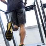 運動後に達成感のある笑顔を見せる若者たちと、爽快な空気感