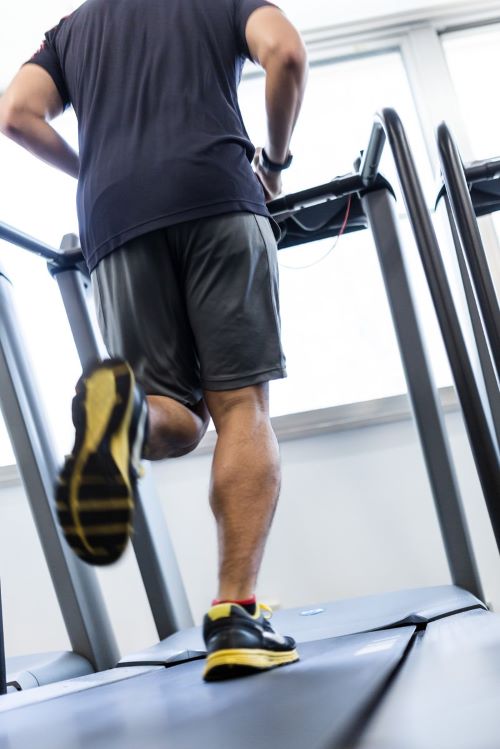 運動後に達成感のある笑顔を見せる若者たちと、爽快な空気感