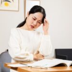 勉強した内容を忘れて困っている学生や社会人が記憶力アップ法を試しているイメージ