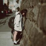一人で座り込む人物と、孤独やストレスを感じる様子のイメージ
