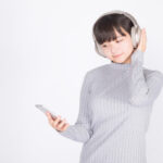 音楽を聴きながらリラックスする人の脳にイメージが重なる癒しのビジュアル