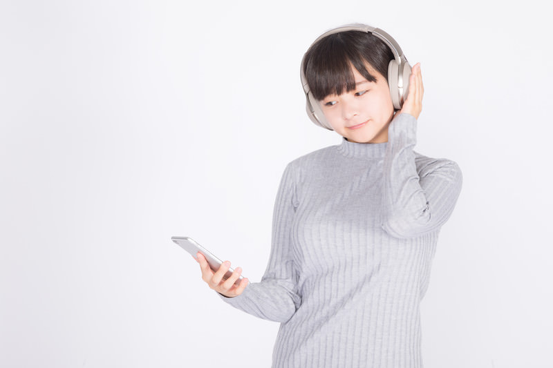 音楽を聴きながらリラックスする人の脳にイメージが重なる癒しのビジュアル