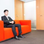 営業での対人緊張に悩むビジネスパーソンと、冷静に対応する姿の対比イメージ