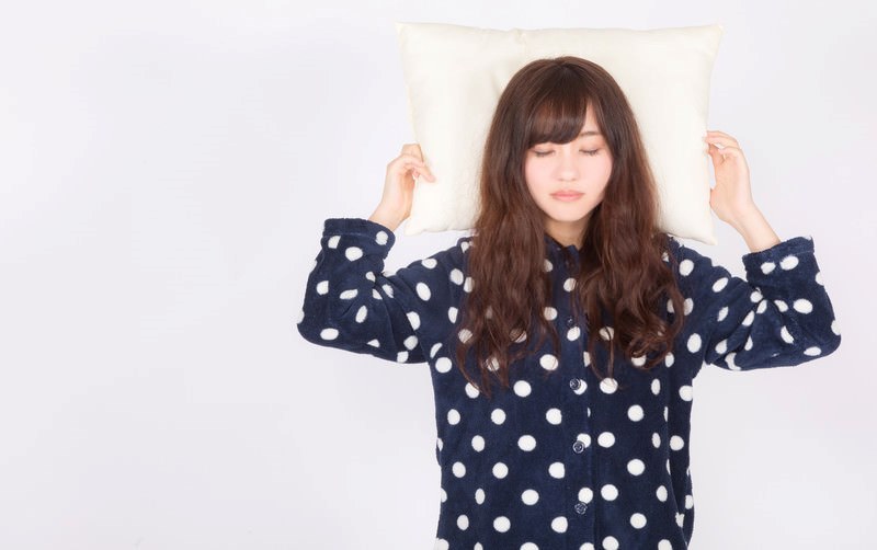 ぐっすり眠る人物と、心が穏やかに保たれているイメージ