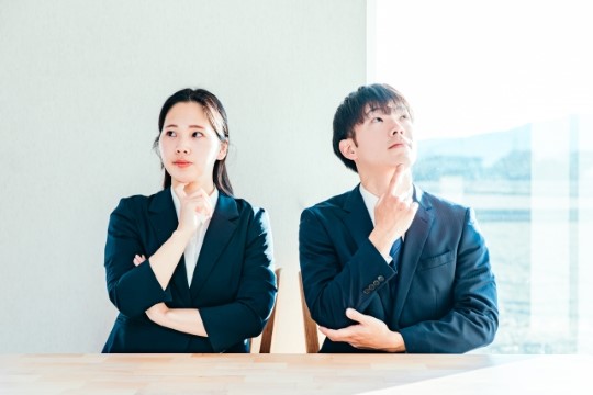 給与が上がらないゆるブラック企業からの転職を考えるビジネスパーソンのイメージ