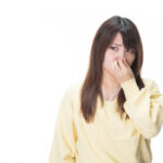 男性の寝室の臭いの原因と消臭対策をイメージした写真