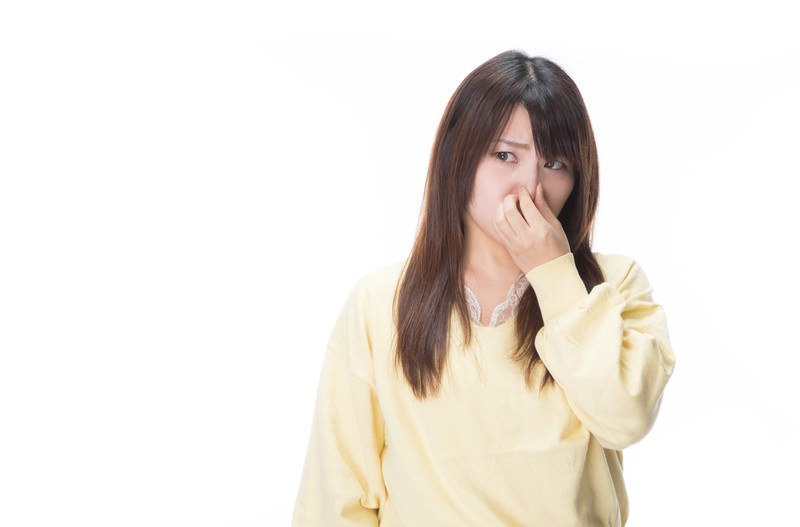 男性の寝室の臭いの原因と消臭対策をイメージした写真