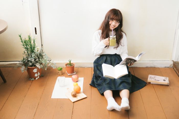 体内時計と健康の関係を示すサーカディアンリズムの概念図と生活習慣のイメージ