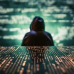 中国人による闇バイトによって盗まれるクレジットカード情報を警告するイメージ