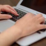 ChatGPTとClaudeを比較し、文章作成能力でClaudeが優れている理由を解説するイメージ