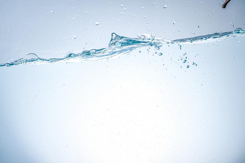 1日に必要な水の量を解説する水ボトルと体型のイメージ