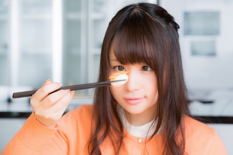 ダイエット中に休日の食欲を抑えるための科学的な対策を紹介するイメージ
