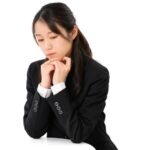 就職先を巡って親と口論する若者と、悩む姿で将来を見つめる構図のイラスト