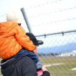2026年から始まる子ども・子育て支援金の制度と独身者への新たな経済的負担を示すイメージ