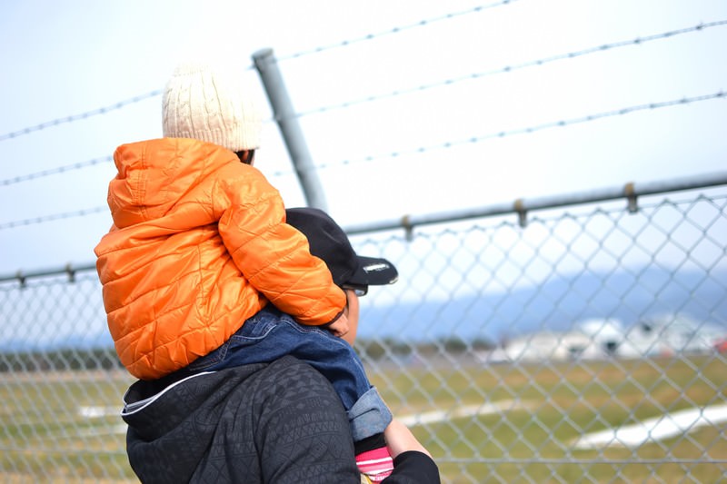 2026年から始まる子ども・子育て支援金の制度と独身者への新たな経済的負担を示すイメージ