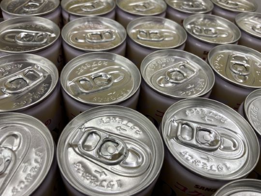 清涼飲料水を大量に飲む若者と砂糖の山、ペットボトル症候群のリスクを示すイメージイラスト
