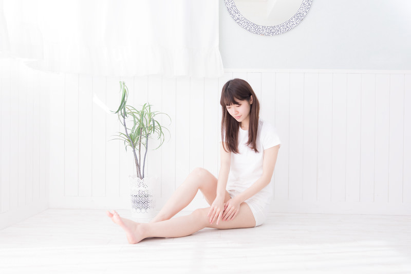 太ももを引き締めるエクササイズをする女性と美脚のビフォーアフターイメージ