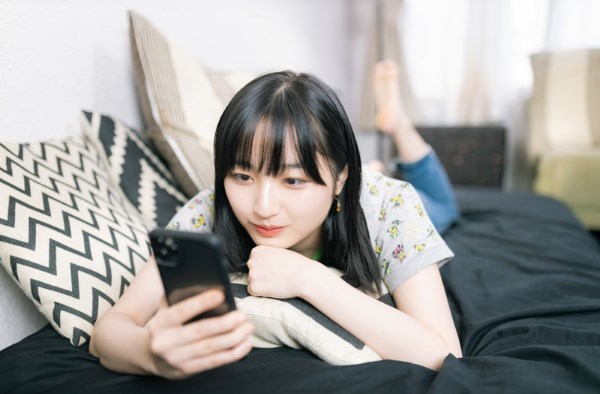 スマホを見続ける子どもと縮む成長グラフのイメージイラスト