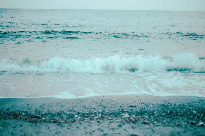 海水浴で注意すべき離岸流の危険性と安全対策を解説したガイド